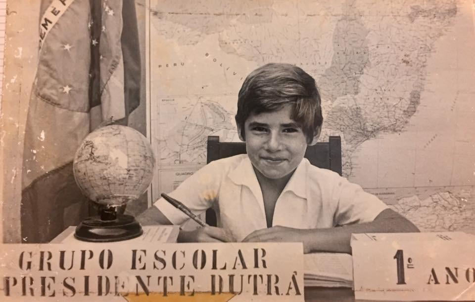 Binho Marques em seu primeiro ano no Grupo Escolar Presidente Dutra. Entre ladrilhos hidráulicos e telhas francesas, a antiga escola marcou sua infância e permaneceu viva em suas lembranças.